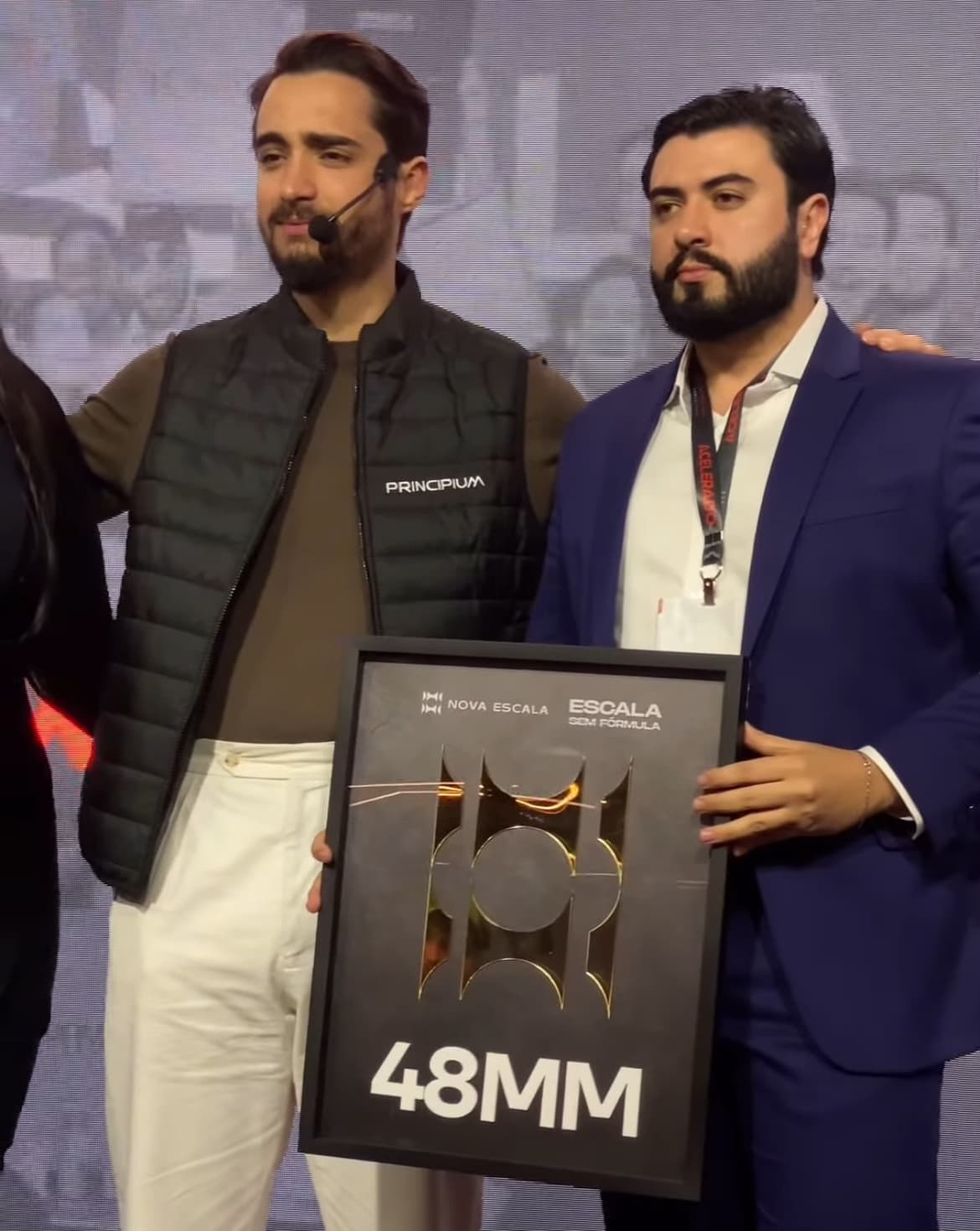 Time Égide em palco recebendo o prêmio Escala Sem Fórmula, marcando 48MM em resultados.